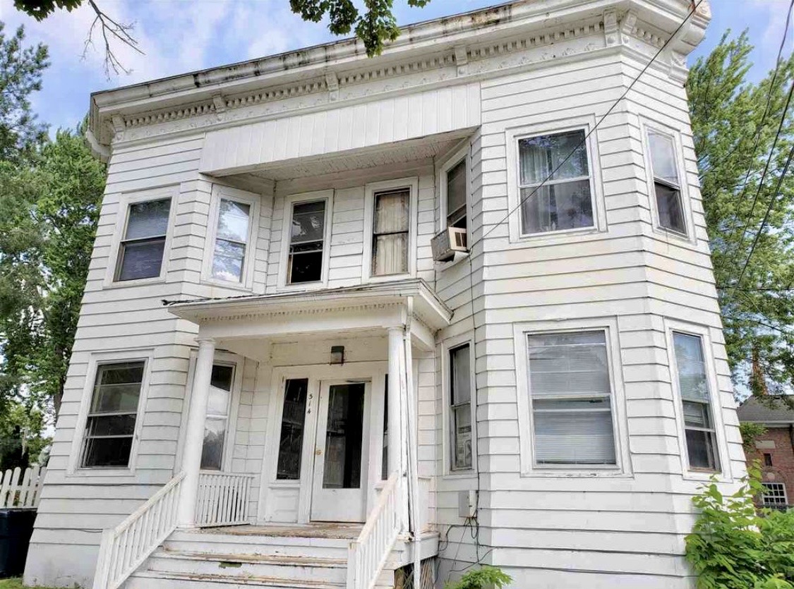 Janesville Italianate 4plex: street view before renovation