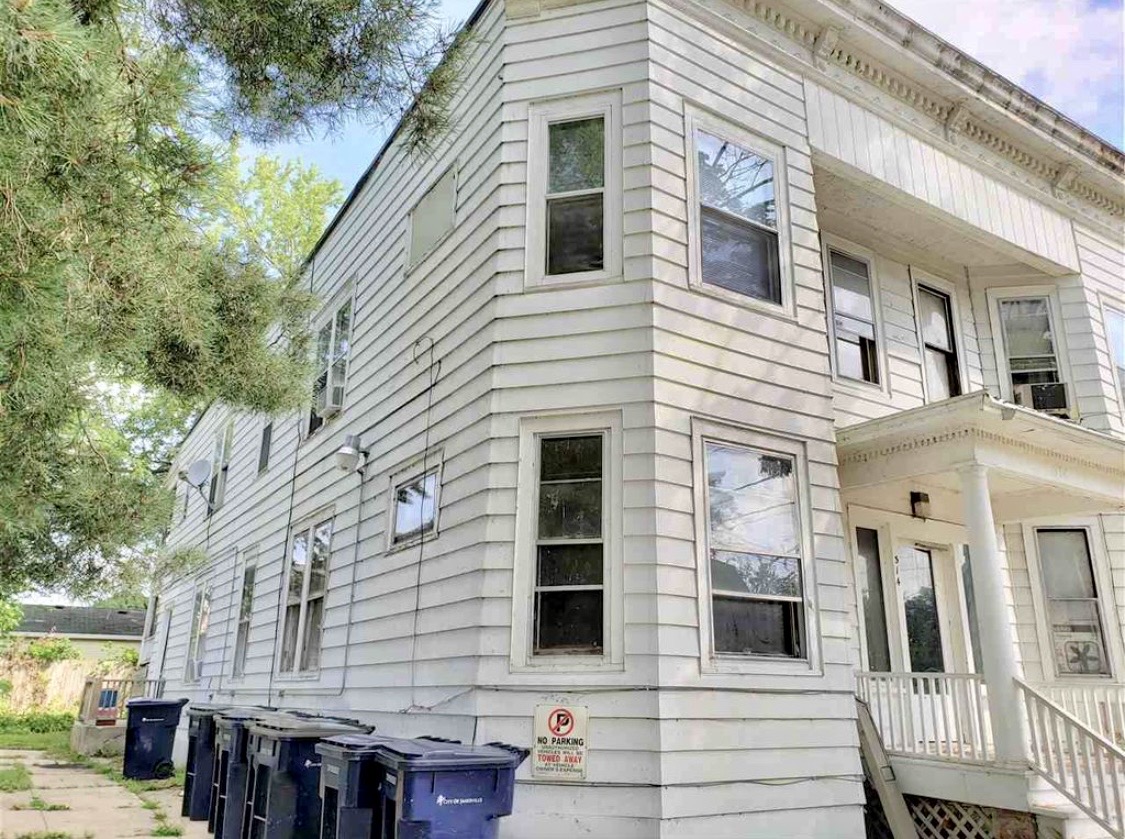 Janesville Italianate 4plex: corner detail before renovation